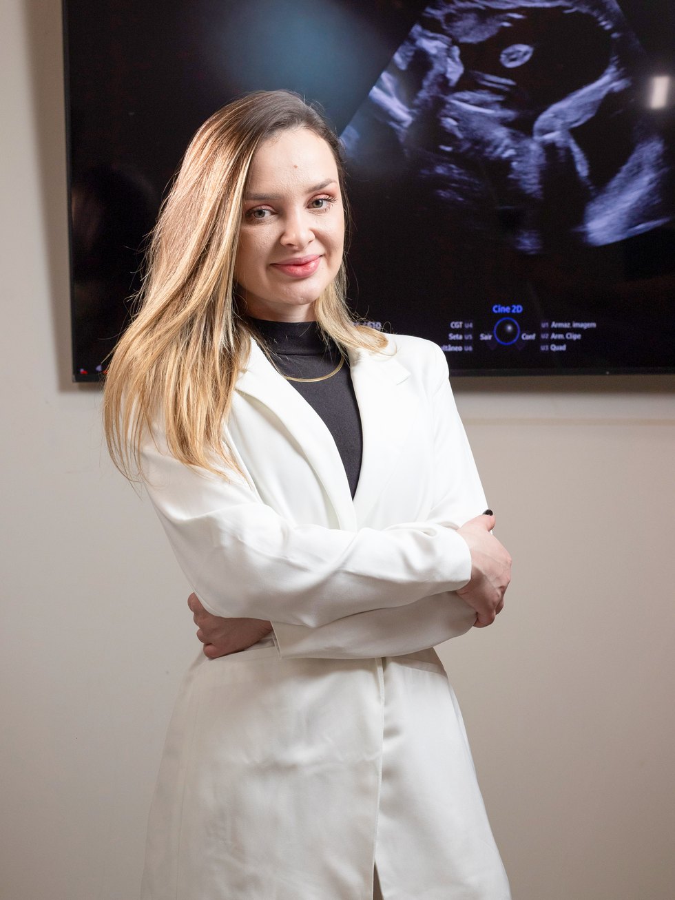 Dra. Bruna Facco, ginecologista, obstetra e especialista em Medicina Fetal, na sala de ultrassonografia em Dourados/MS